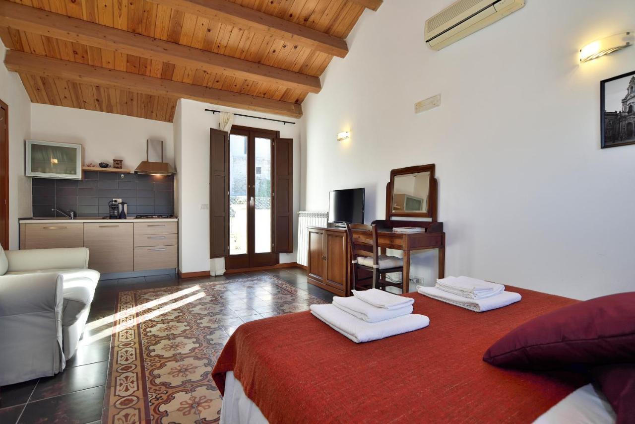 Le Luci Su Ibla - Ospitalita Con Vista Bed & Breakfast Ragusa Bagian luar foto